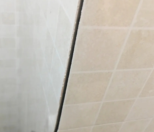 松滋瓷砖空鼓维修公司分享阳台瓷砖脱落的修复过程可以分为以下几个步骤