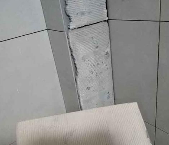 松滋瓷砖空鼓维修公司分享下厨房瓷砖脱落的补救措施。